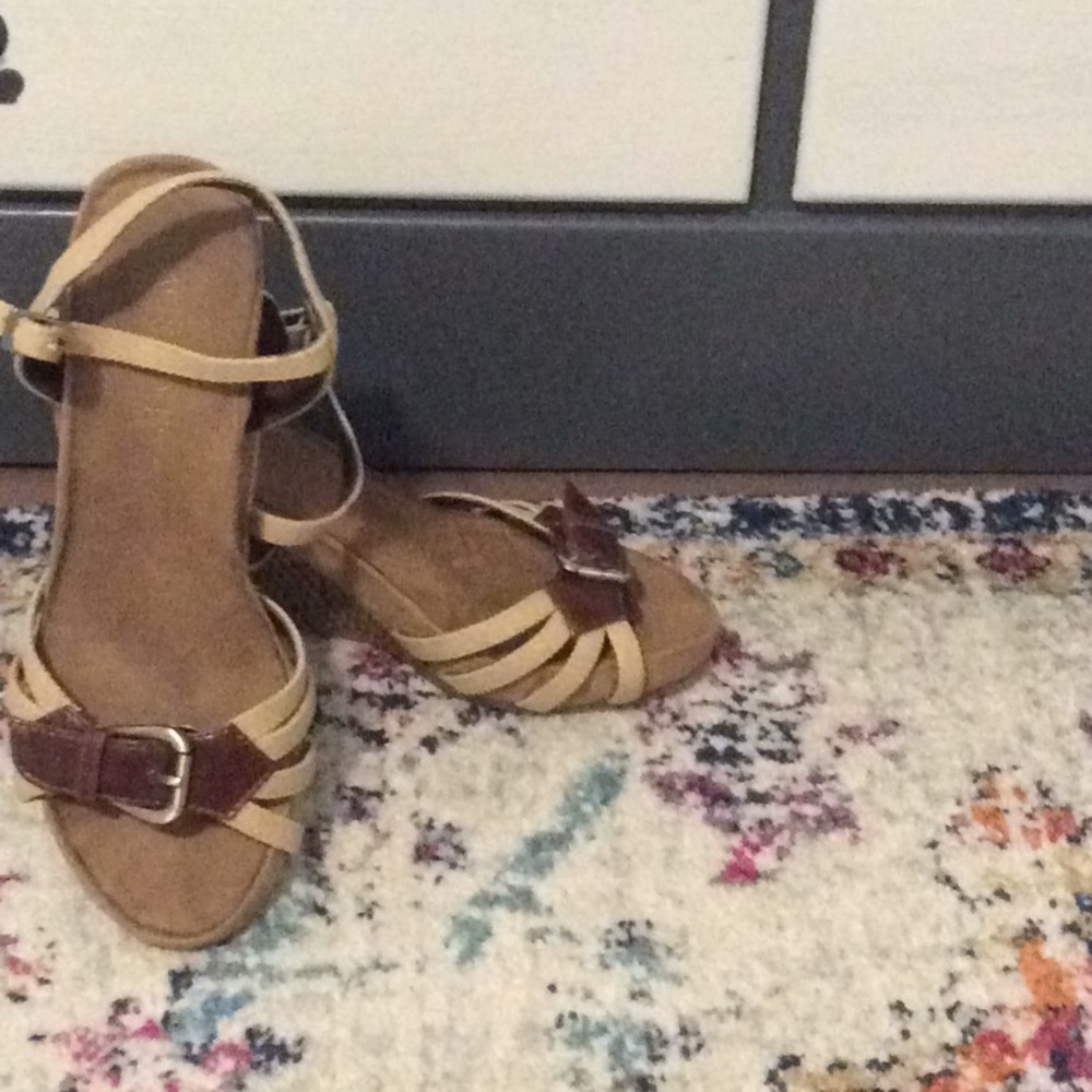 Women’s wedge sandal. Aerosoles.